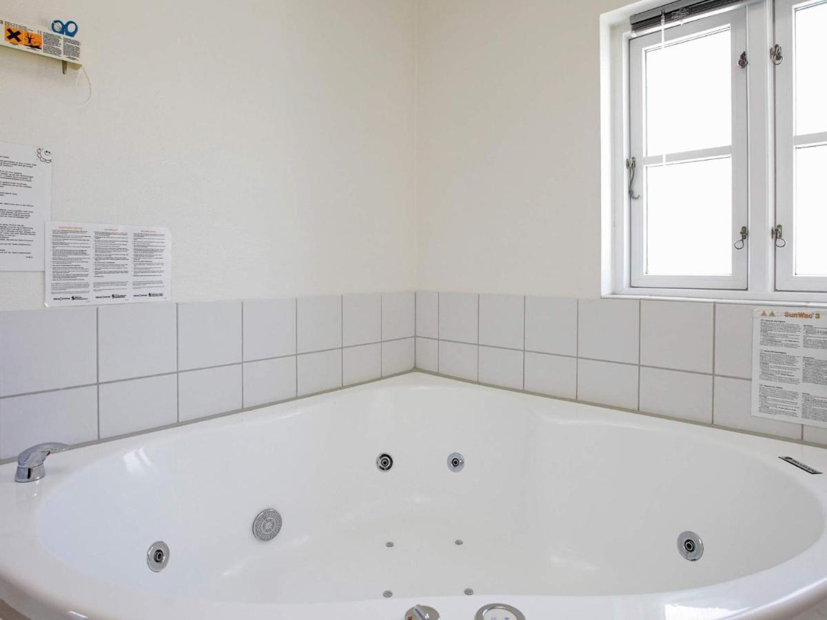 4 Person Holiday Home In Bl Vand Blåvand Exteriör bild